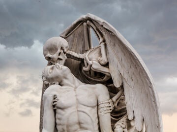 Estatua "el beso de la muerte" del cementerio de Pobleneu de Barcelona