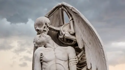 Estatua "el beso de la muerte" del cementerio de Pobleneu de Barcelona Estatua "el beso de la muerte" del cementerio de Pobleneu de Barcelona