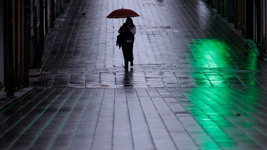 Una mujer camina con su paraguas bajo la lluvia en Galicia Cuándo dejará de llover: la AEMET pone fecha a una tregua en las precipitaciones