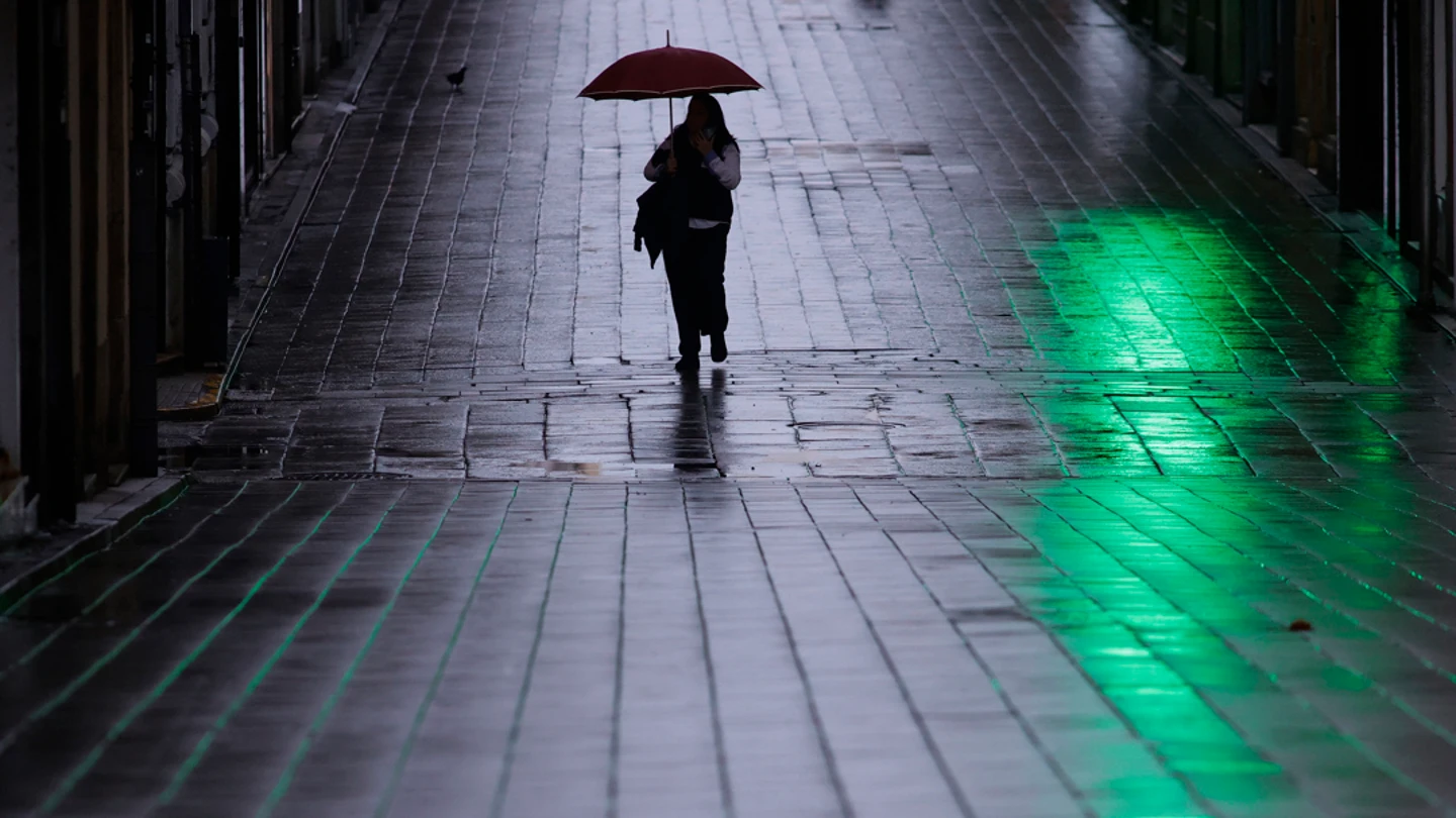 Una mujer camina con su paraguas bajo la lluvia en Galicia Cuándo dejará de llover: la AEMET pone fecha a una tregua en las precipitaciones