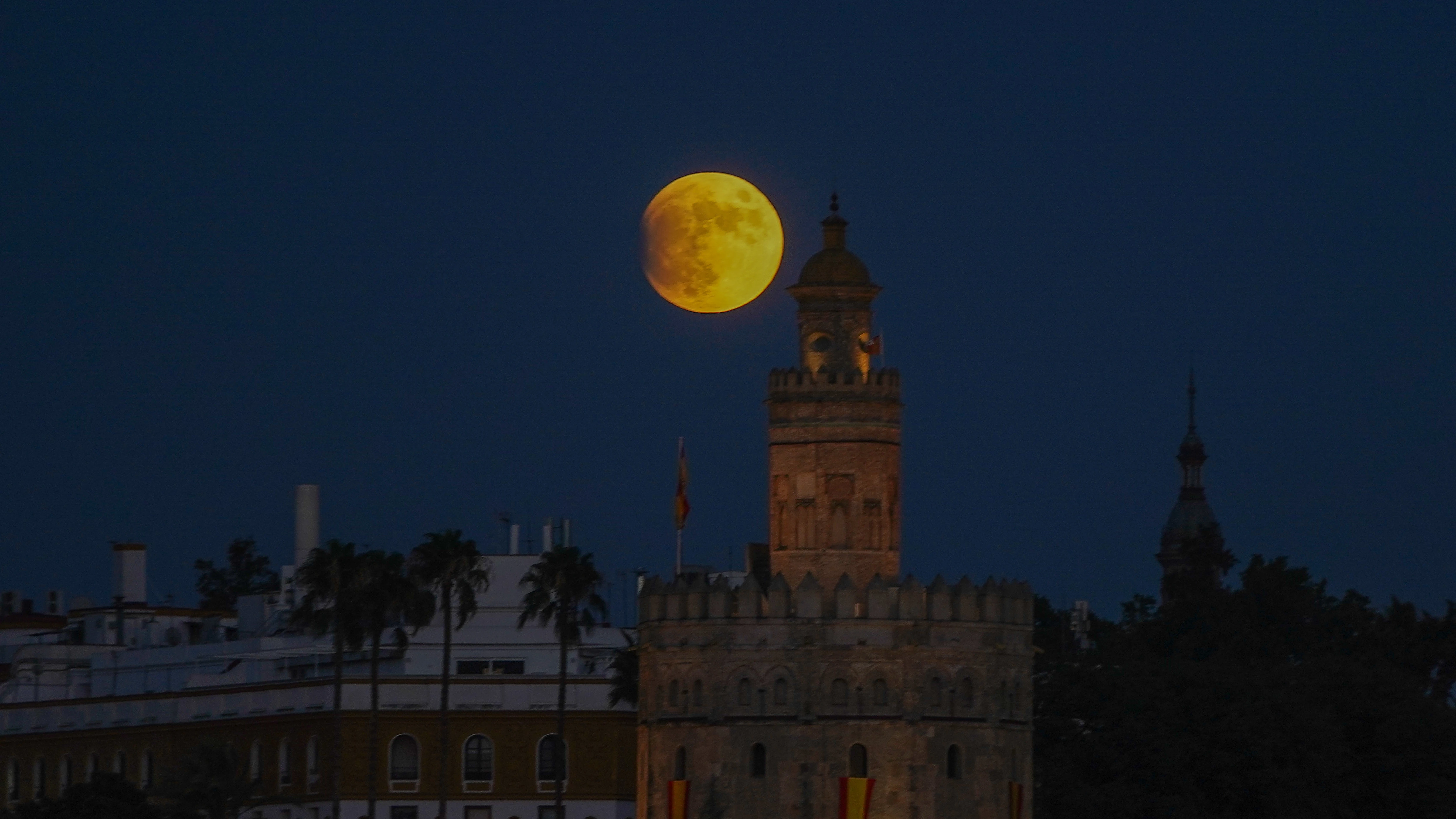 Luna llena de octubre 2023: cómo ver el eclipse lunar desde España