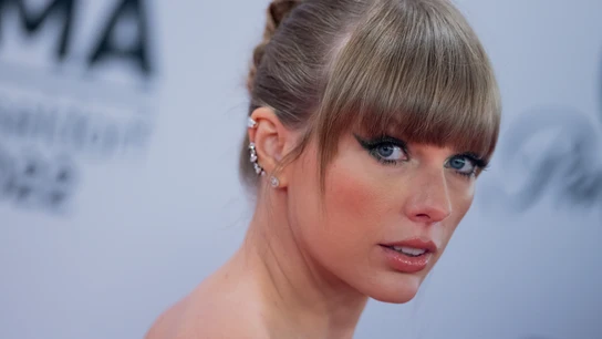 Taylor Swift publica "1989 (Taylor's Version)" con canciones regrabadas para recuperar sus derechos perdidos Taylor Swift publica "1989 (Taylor's Version)" con canciones regrabadas para recuperar sus derechos perdidos