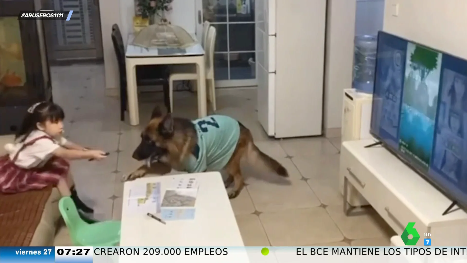 El perro avisa a la niña antes de que llegue su padre para que apague la tele y se ponga a estudiar