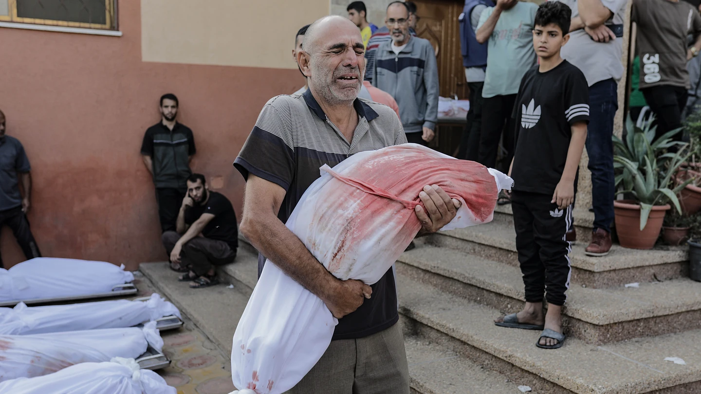 Familiares de palestinos asesinados durante la actual escalada del conflicto entre Israel y Hamás lloran junto a sus cuerpos en el Hospital Nasser de Khan Yunis, al sur de la Franja de Gaza, este viernes. Más de 6.500 palestinos y Al menos 1.300 israelíes han muerto, según las Fuerzas de Defensa de Israel (FDI) y las autoridades sanitarias palestinas. Familiares de palestinos asesinados durante la actual escalada del conflicto entre Israel y Hamás lloran junto a sus cuerpos en el Hospital Nasser de