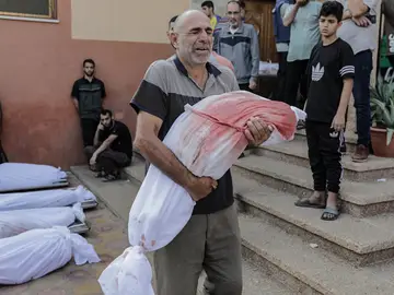 Familiares de palestinos asesinados durante la actual escalada del conflicto entre Israel y Hamás lloran junto a sus cuerpos en el Hospital Nasser de Khan Yunis, al sur de la Franja de Gaza, este viernes. Más de 6.500 palestinos y Al menos 1.300 israelíes han muerto, según las Fuerzas de Defensa de Israel (FDI) y las autoridades sanitarias palestinas.