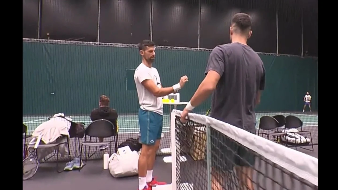 Carlos Alcaraz y Novak Djokovic entrenando juntos Carlos Alcaraz y Novak Djokovic entrenando juntos