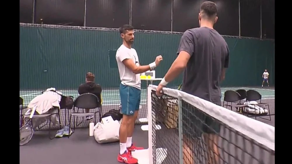 Carlos Alcaraz y Novak Djokovic entrenando juntos