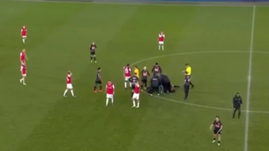 Bas Dost se desmaya en pleno partido y tiene que ser reanimado Bas Dost se desmaya en pleno partido y tiene que ser reanimado