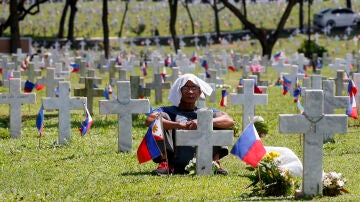Un hombre en un cementerio de Manila (Filipinas), durante la celebración del Día de Todos los Santos de 2018