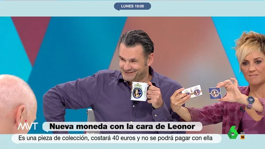 La reacción de Iñaki López a la taza de la jura de la princesa Leonor: Un día puedes tomarte tu café felipista y otro, leonorista Más Vale Tarde lleva al plató algunos de los objetos que se van a comercializar para conmemorar la jura de la Constitución de la princesa Leonor. En este vídeo, Iñaki López y Cristina Pardo analizan, entre otros, tazas, posavasos e imanes.