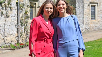 La princesa Leonor junto a su hermana, la infanta Sofía, durante su graduación en mayo de 2023