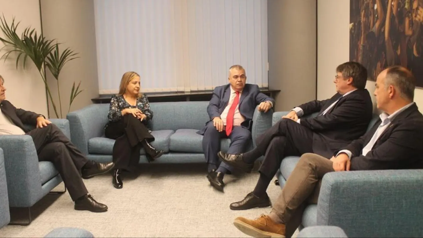 Santos Cerdán, reunido con Puigdemont en el Parlamento Europeo. Santos Cerdán, reunido con Puigdemont en el Parlamento Europeo.