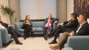 Santos Cerdán, reunido con Puigdemont en el Parlamento Europeo.