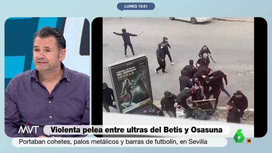 Iñaki López, sobre la pelea entre ultras en Sevilla: No entiendo que tengan cabida en el fútbol, les gusta hacer el chorra En este vídeo, Más Vale Tarde analiza las imágenes de la multitudinaria pelea entre ultras de Betis y Osasuna en la que se puede ver a un grupo de violentos golpear con patadas y palos metálicos a un hombre, que termina inmóvil en el suelo.
