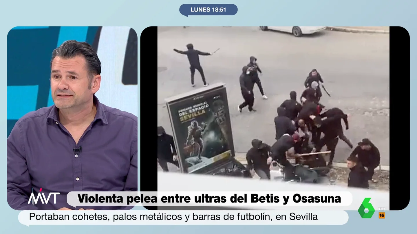 Iñaki López, sobre la pelea entre ultras en Sevilla: No entiendo que tengan cabida en el fútbol, les gusta hacer el chorra En este vídeo, Más Vale Tarde analiza las imágenes de la multitudinaria pelea entre ultras de Betis y Osasuna en la que se puede ver a un grupo de violentos golpear con patadas y palos metálicos a un hombre, que termina inmóvil en el suelo.