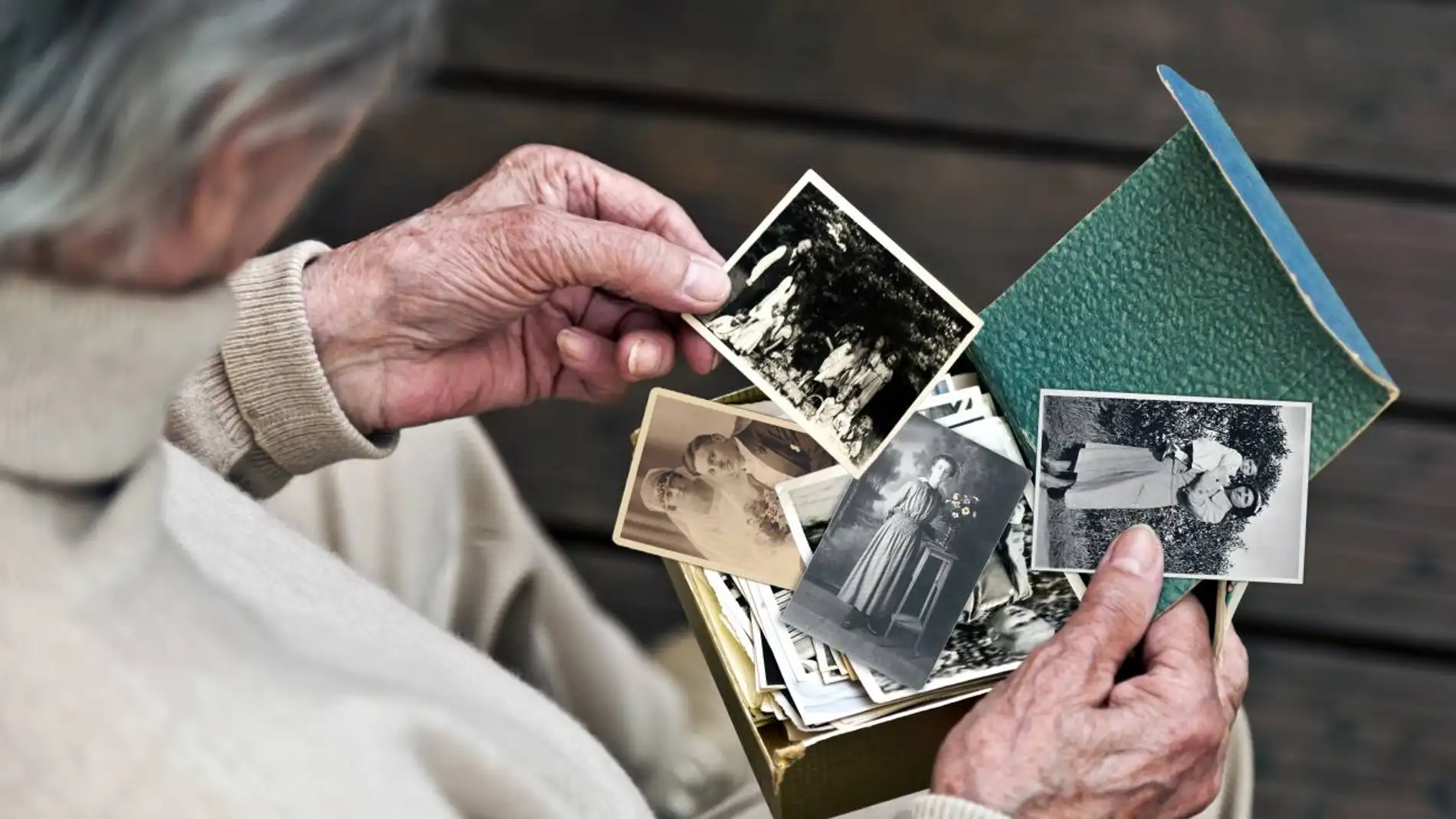 Imagen de archivo de una persona mayor con fotografías Imagen de archivo de una persona mayor con fotografías