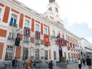 La Real Casa de Correos, sede del Gobierno de la Comunidad de Madrid, engalana su fachada con motivo de la jura de la Constitución por la mayoría de edad de la princesa Leonor. 