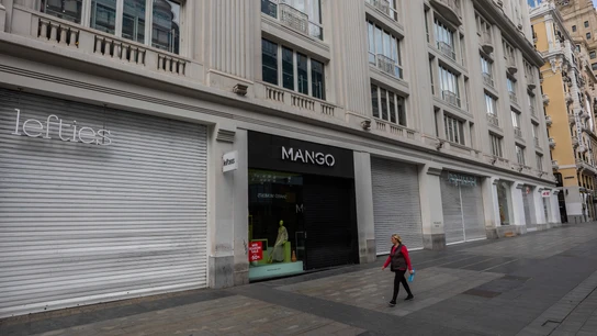 Una calle llena de tiendas cerradas Una calle llena de tiendas cerradas