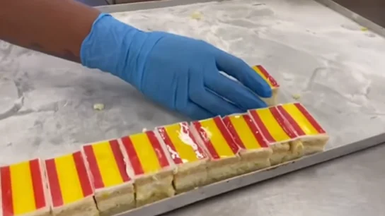 Así son los pasteles con la bandera de España que la Comunidad de Madrid reparte por la jura de la Constitución de la princesa Leonor Así son los pasteles con la bandera de España que la Comunidad de Madrid reparte por la jura de la Constitución de la princesa Leonor