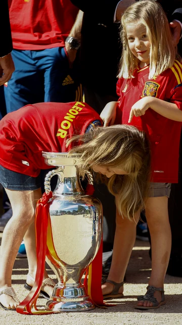 La princesa Leonor y la infanta Sofía celebrando la victoria de España en la Eurocopa 2012