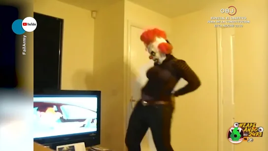 El fortuito golpe que se da una mujer al practicar un baile con una máscara en Halloween El fortuito golpe que se da una mujer al practicar un baile con una máscara en Halloween
