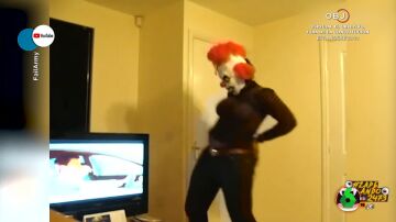 El fortuito golpe que se da una mujer al practicar un baile con una máscara en Halloween