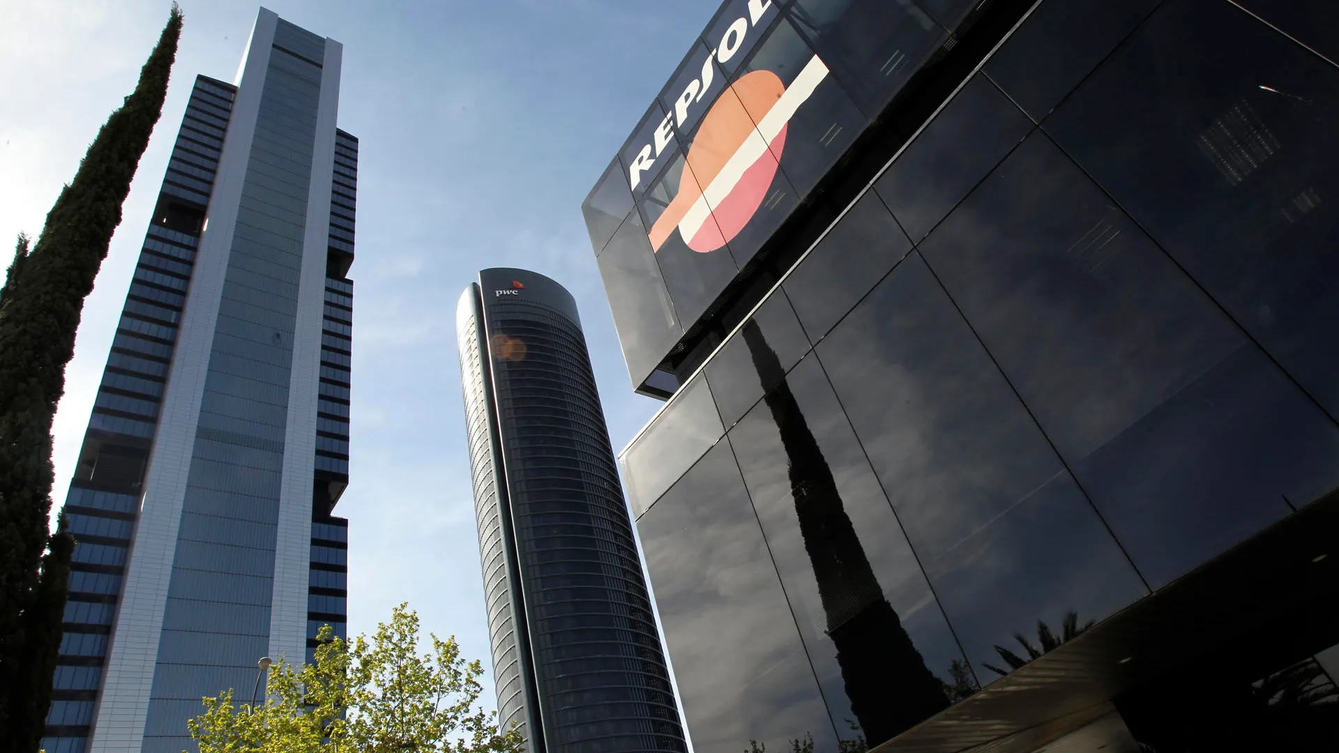 Imagen de archivo del edificio de la compañía petrolera Repsol, en su sede del Paseo de la Castellana en Madrid.