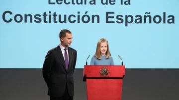 La princesa Leonor durante su intervención por primera vez en un acto oficial con la lectura de un extracto de la Constitución