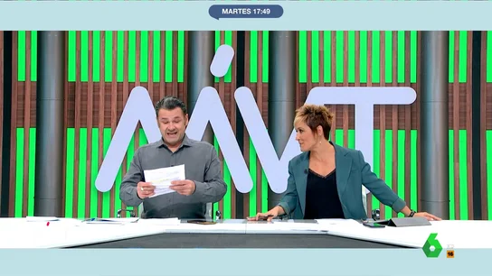 La broma de Cristina Pardo con un despistado Iñaki López: Te veo mover los papeles como si fueras Bárcenas "Es un poco fuerte que tengamos que aplaudirte como si fueras un niño porque te acuerdes de los nombres de las personas que te acompañan", bromea Cristina Pardo en un divertido momento al inicio de Más Vale Tarde que se puede ver en este vídeo.