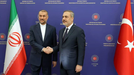 Imagen cedida por el Gobierno iraní del ministro de Exteriores turco, Hakan Fidan, y su homólogo iraní, Hosein Amir Abdolahian Imagen cedida por el Gobierno iraní del ministro de Exteriores turco, Hakan Fidan, y su homólogo iraní, Hosein Amir Abdolahian