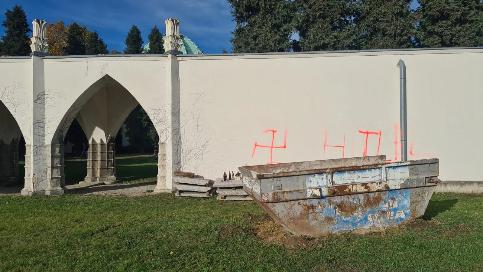 Un recinto del cementerio judío de Viena amanece quemado y con esvásticas.