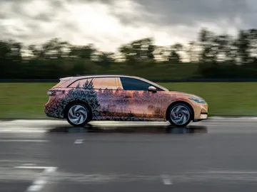 El anti-Tesla definitivo de Volkswagen pronto será una realidad, pero también será un problema para su coche más mítico El anti-Tesla definitivo de Volkswagen pronto será una realidad, pero también será un problema para su coche más mítico