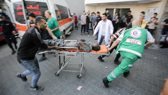 Un palestino herido en un ataque con cohetes israelí es trasladado de urgencia al hospital de Shifa en la ciudad de Gaza, el 14 de octubre de 2023. E Un palestino herido en un ataque con cohetes israelí es trasladado de urgencia al hospital de Shifa en la ciudad de Gaza, el 14 de octubre de 2023. E