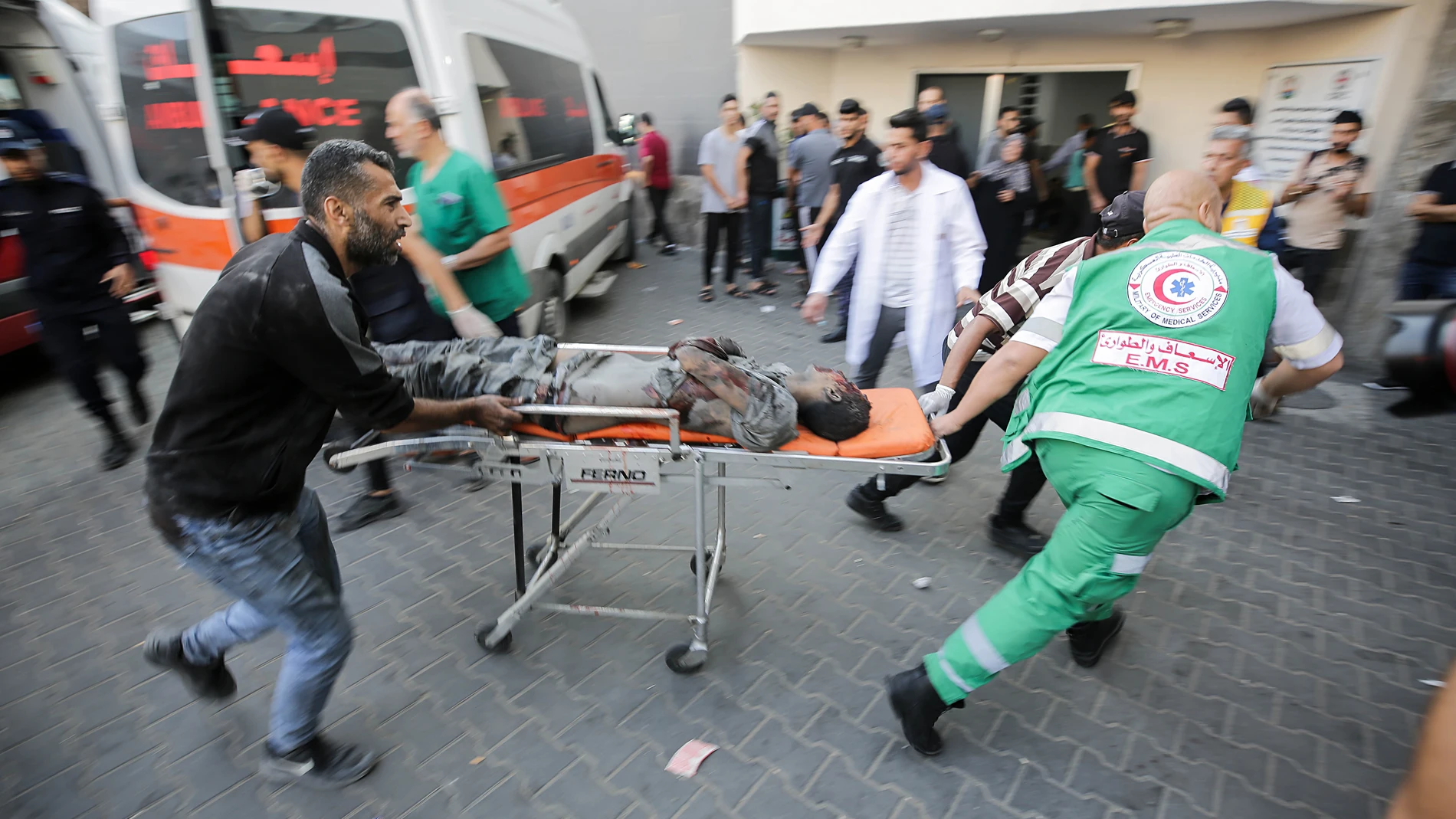 Un palestino herido en un ataque con cohetes israelí es trasladado de urgencia al hospital de Shifa en la ciudad de Gaza, el 14 de octubre de 2023. E