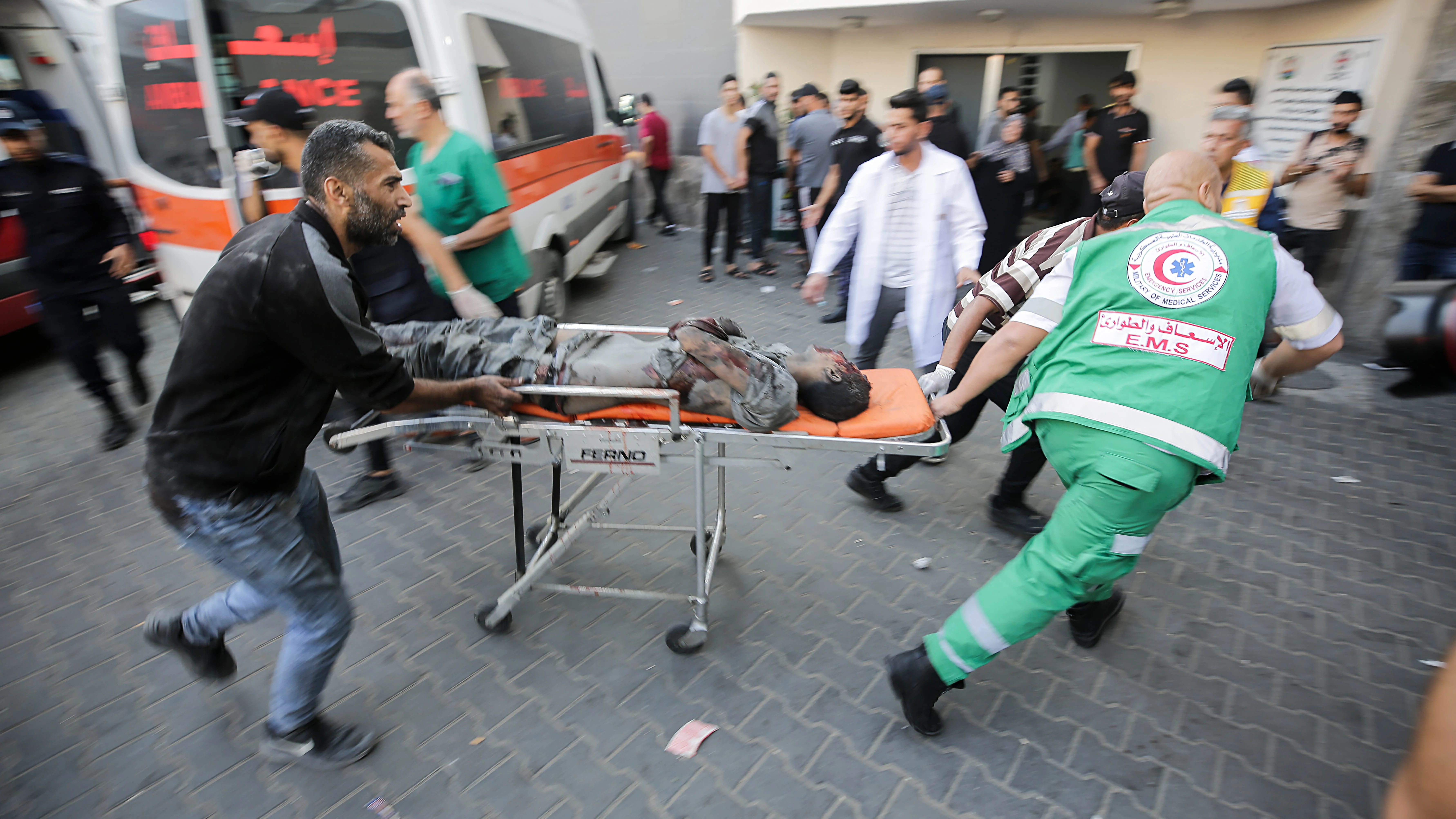 Un palestino herido en un ataque con cohetes israelí es trasladado de urgencia al hospital de Shifa en la ciudad de Gaza, el 14 de octubre de 2023. E