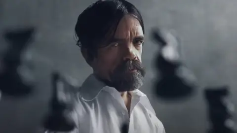 Peter Dinklage en el anuncio de la Junta de Andalucía Peter Dinklage en el anuncio de la Junta de Andalucía