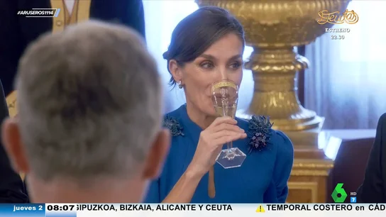 La risa viral de la reina Letizia al ver la reacción de la princesa Leonor cuando bebe champán La risa viral de la reina Letizia al ver la reacción de la princesa Leonor cuando bebe champán