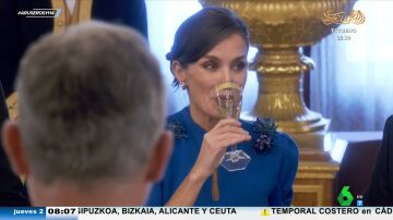 La risa viral de la reina Letizia al ver la reacción de la princesa Leonor cuando bebe champán
