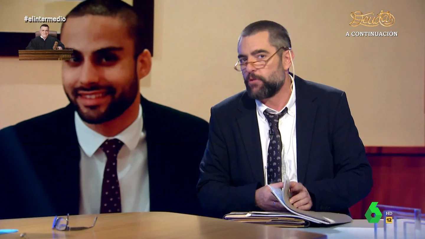 De difundir un vídeo de su madre desnuda al simpa de 400 euros: Dani Mateo repasa las denuncias contra el acosador de Oscar Puente "Yo creo que el premio al hijo del año no se lo va a llevar", comenta Dani Mateo en este vídeo de El Intermedio donde analiza las múltiples denuncias recibidas por Lucas Burgueño, el hombre que acosó a Oscar Puente en el AVE.
