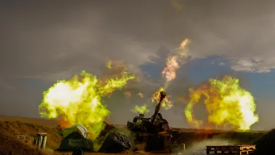 Una unidad de artillería israelí dispara durante un ejercicio militar en los Altos del Golán anexionados, cerca de la frontera con Líbano. Una unidad de artillería israelí dispara durante un ejercicio militar en los Altos del Golán anexionados, cerca de la frontera con Líbano.