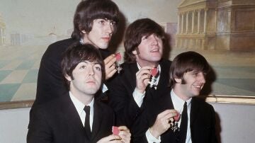 Paul McCartney, George Harrison, John Lennon y Ringo Starr, tras recibir la medalla de la Orden del Imperio Británico en 1965