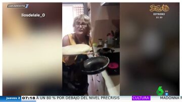El cabreo viral de una madre cuando su hija la asusta mientras da la vuelta a la tortilla: "¿Tú eres tonta?"