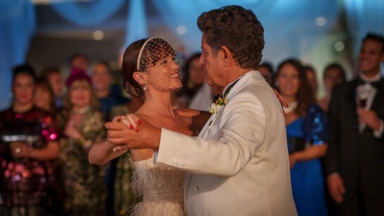 Susana Abaitua y Pedro Casablanc en una escena de la boda de Sara Farad y Óskar en 'Los Farad'.