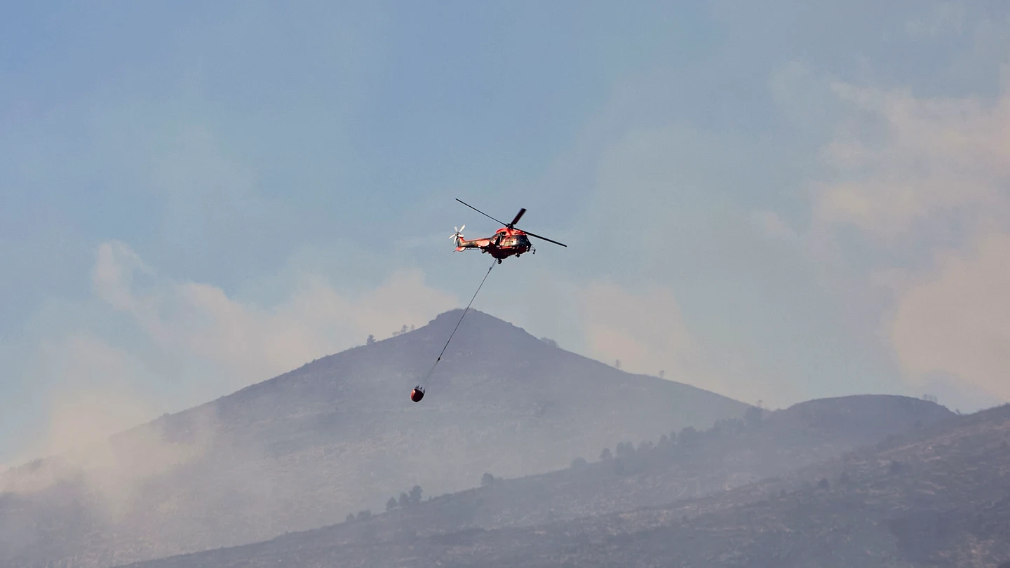 Un incendio agravado por el fuerte viento calcina 2.200 hectáreas y obliga a desalojar a 850 personas en Valencia. Un incendio agravado por el fuerte viento calcina 2.200 hectáreas y obliga a desalojar a 850 personas en Valencia.