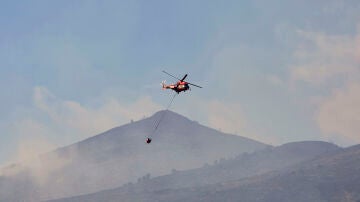 Un incendio agravado por el fuerte viento calcina 2.200 hectáreas y obliga a desalojar a 850 personas en Valencia.