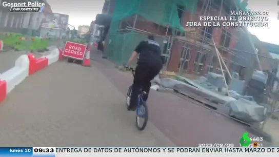 Un niño presta su bici a un policía para que pille a un ladrón Un niño presta su bici a un policía para que pille a un ladrón
