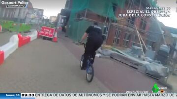 Un niño presta su bici a un policía para que pille a un ladrón