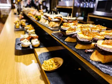 Pinchos y tapas en un restaurante Pinchos y tapas en un restaurante