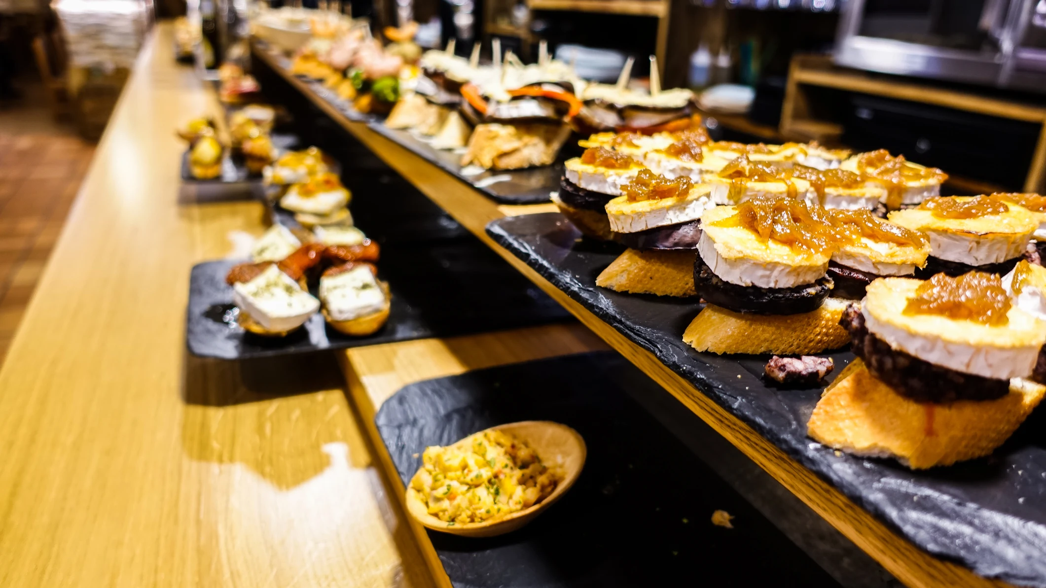 Pinchos y tapas en un restaurante
