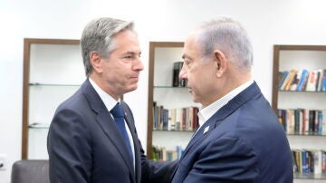 El primer Ministro israelí, Benjamín Netanyahu, y el secretario de Estado estadounidense, Antony Blinken, durante una reunión en Tel Aviv.